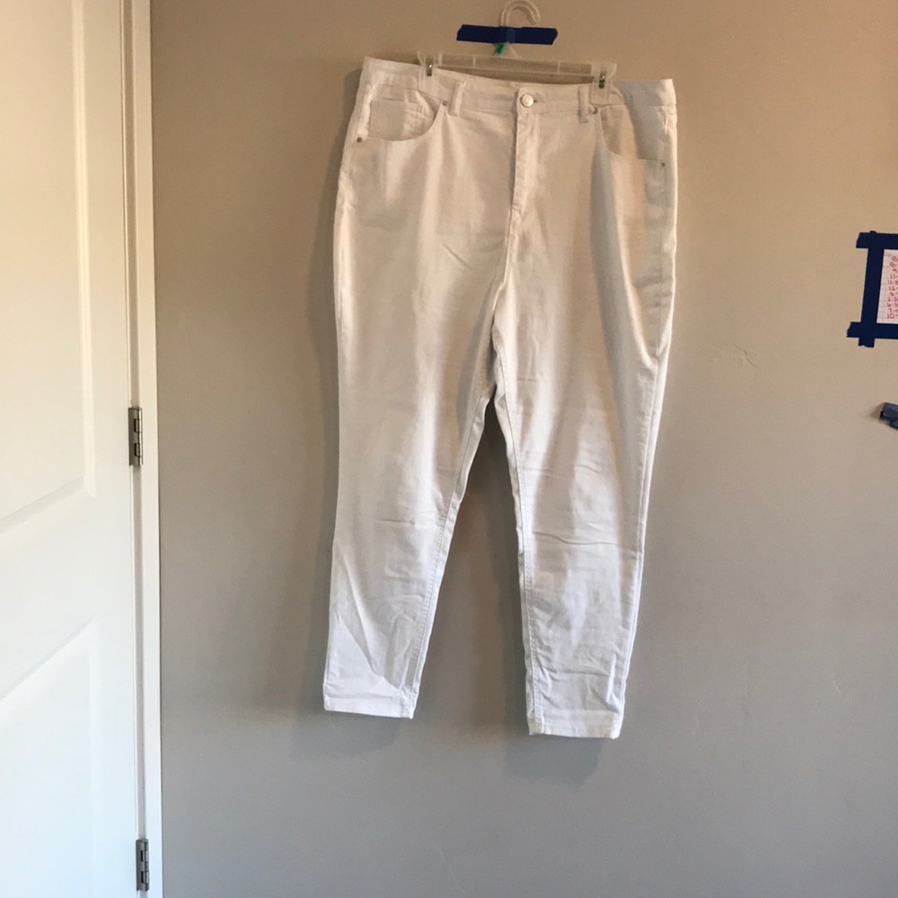 Cute white skinny jeans 🤍